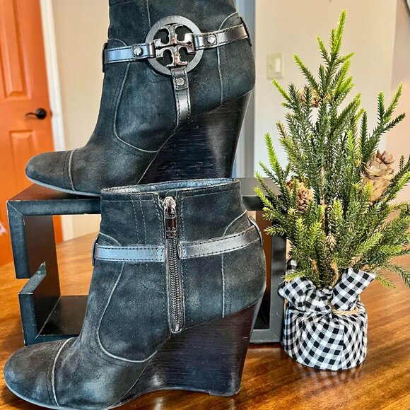 Tory Burch Aaden Black Suede Logo Wedge Heel Ankle Boot Bootie Size 8.5 - Picture 3 of 7
